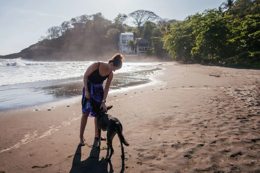 Jess und der Schlumpf Pitufo am Strand
