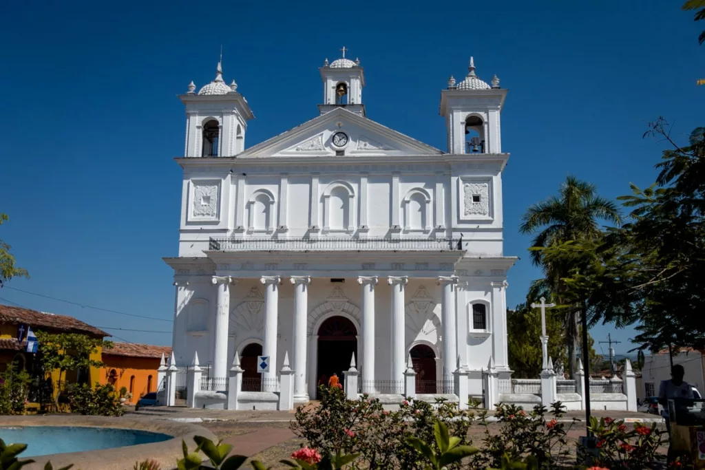 Die Kirche auf dem Hauptplatz von Suchitoto.