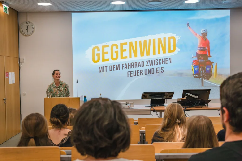 Jessica Zenner auf ihrem Reisevortrag "Gegenwind - Mit dem Fahrrad zwischen Feuer und Eis"