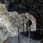 Überhang des Felsenweges in der Uina Schlucht auf der Wanderung Scoul Lischanahütte und Uina Schlucht