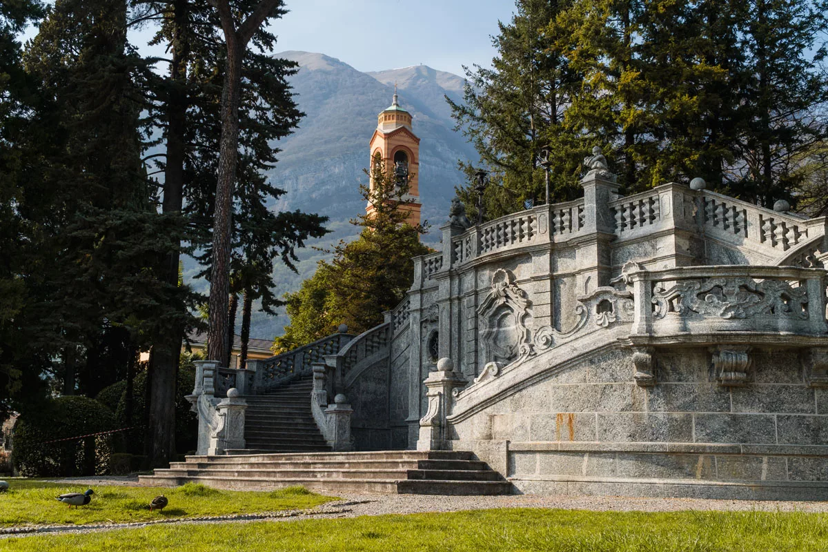 Kirche im Park am Ufer des Comer Sees
