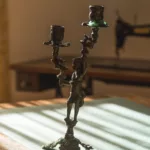 Kerzenständer im Lichtschein