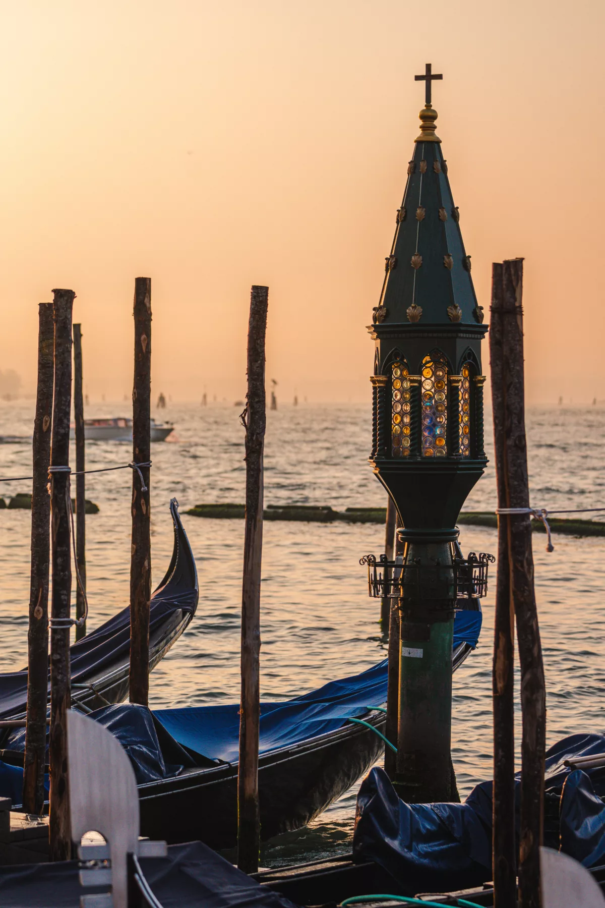 Sonnenaufgang am Wasser