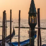 Sonnenaufgang am Wasser