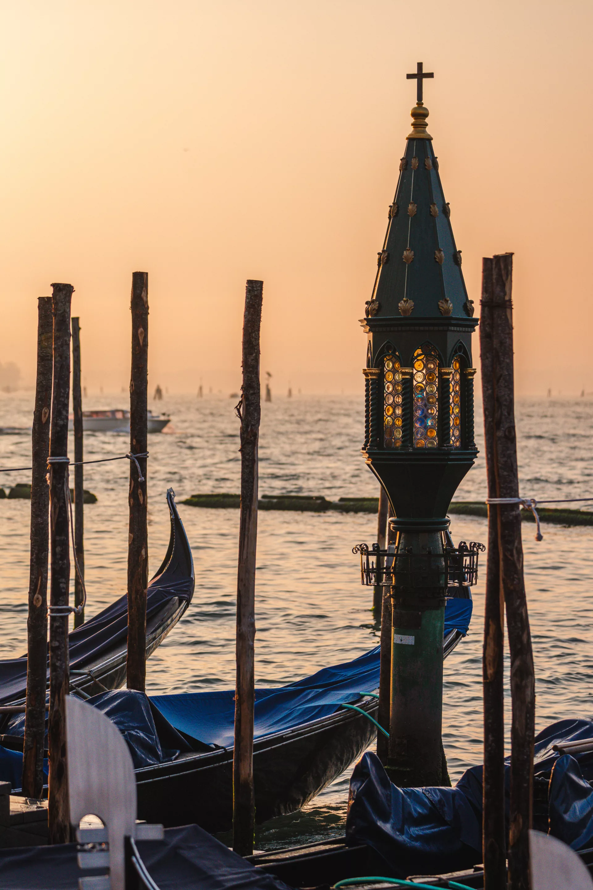 Sonnenaufgang am Wasser