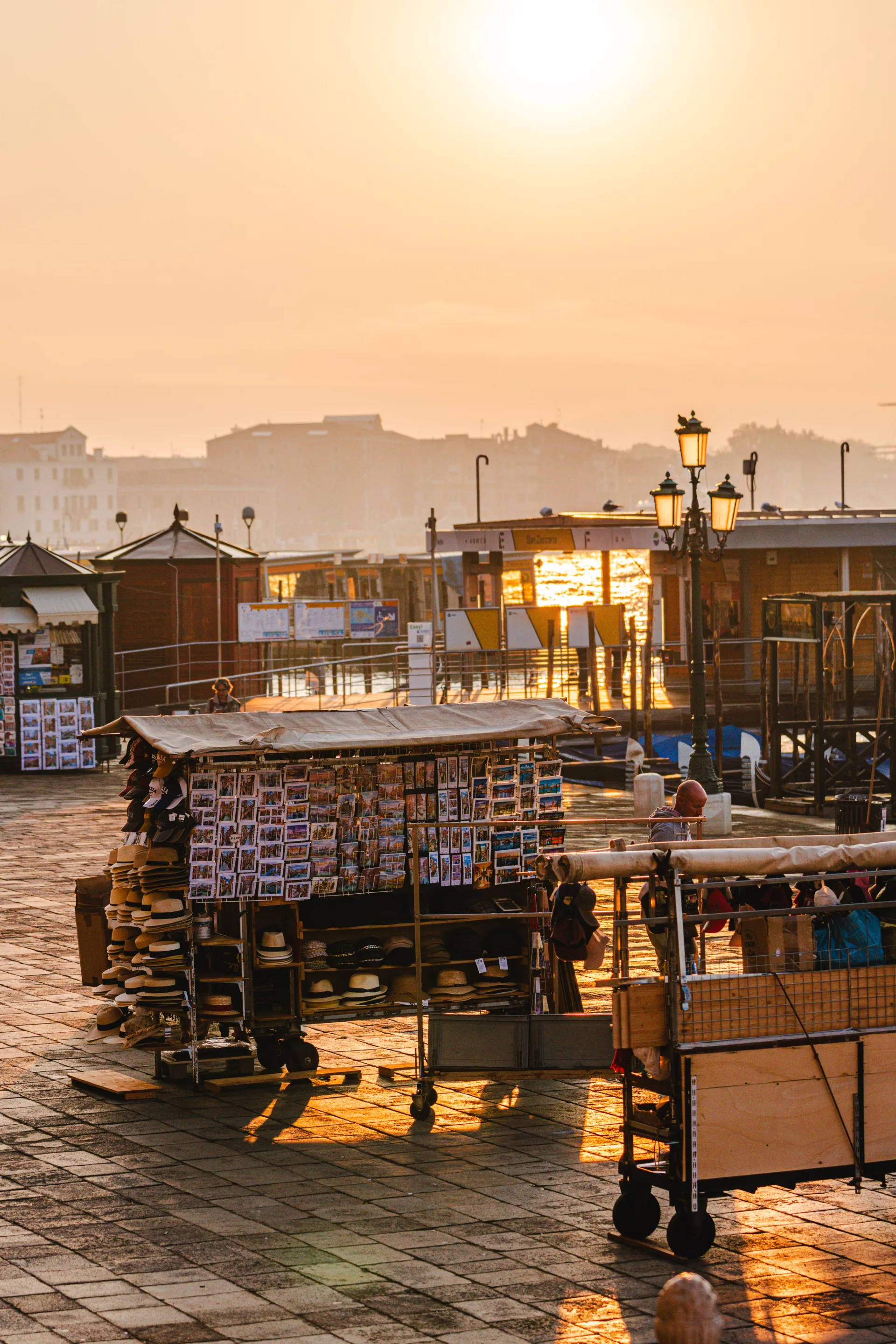 Straßenverkäufer im Sonnenlicht in Venedig