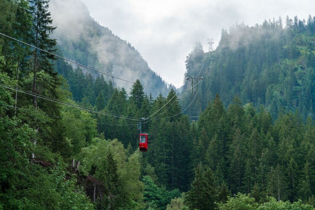 Für den Startpunkt der Wanderung zur Triftbrücke nimmst du am besten die Triftbahn