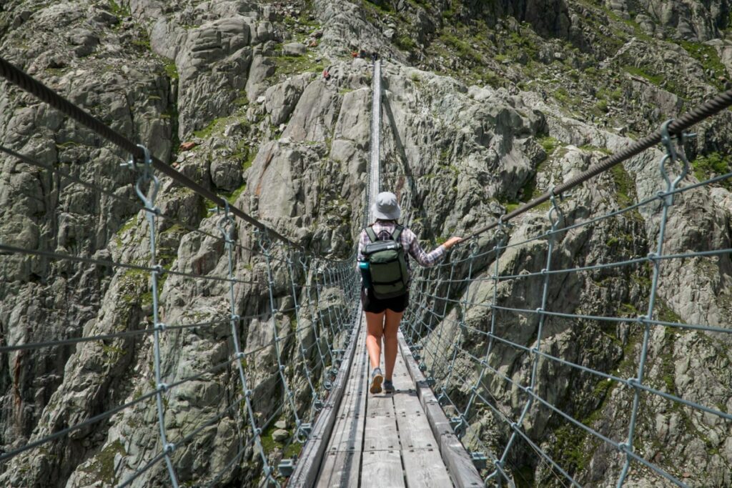 Jess läuft über die Triftbrücke