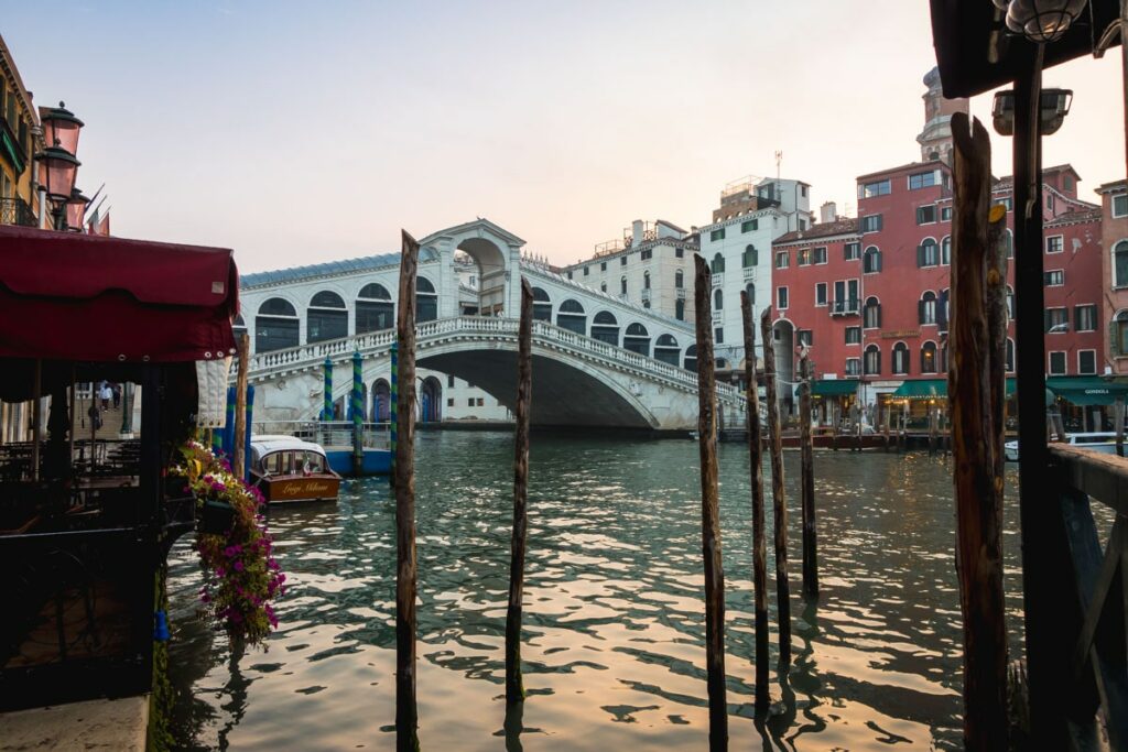 Die Rialtobrücke ist eine beliebte Sehenswürdigkeit in Venedig