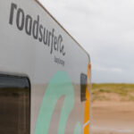 Roadsurfer Camper am Strand von Romo
