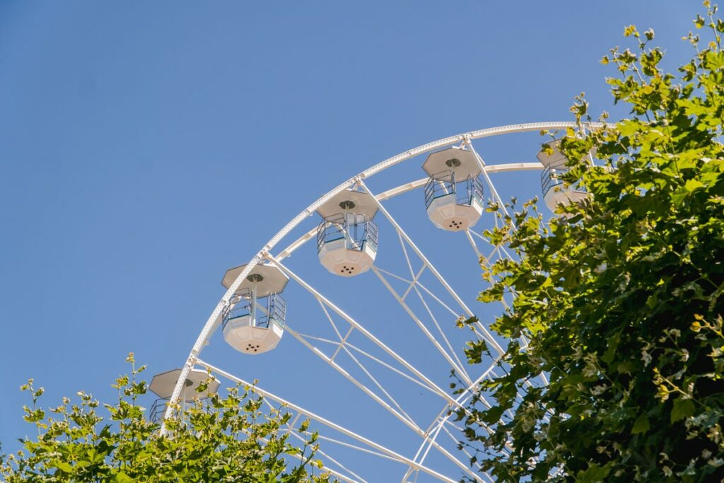 Ein Riesenrad im Englischen Garten in Genf