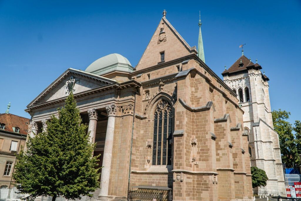 Die Kathedrale Saint Pierre de Genèneve ist ein architektonisch beeindruckendes Gebäude
