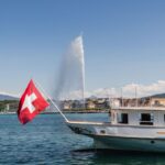 Blick auf das Jet d'eau und eine Schweizer Flagge
