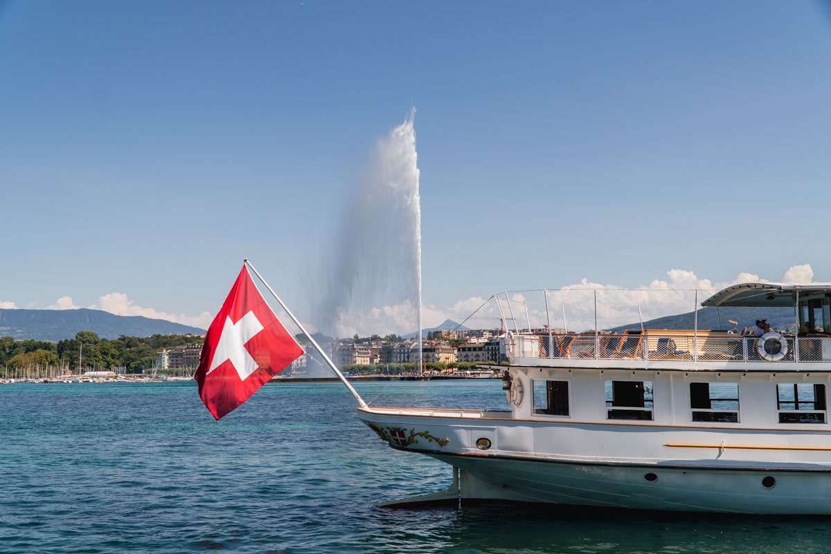 Blick auf das Jet d'eau und eine Schweizer Flagge