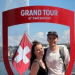 Jess und Tobi vor dem Schild der Grand Tour of Switzerland
