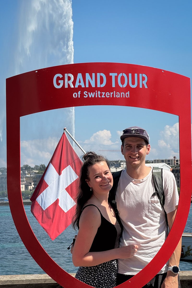 Jess und Tobi vor dem Schild der Grand Tour of Switzerland