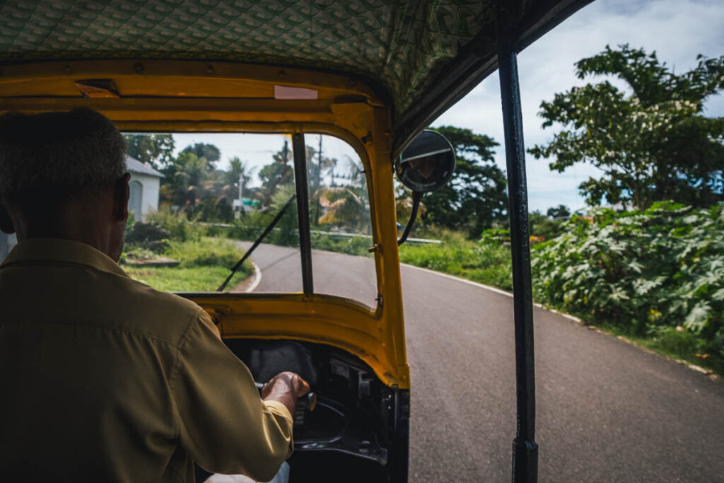 Mit dem TukTuk geht es durch Allepey zu unserer Unterkunft.