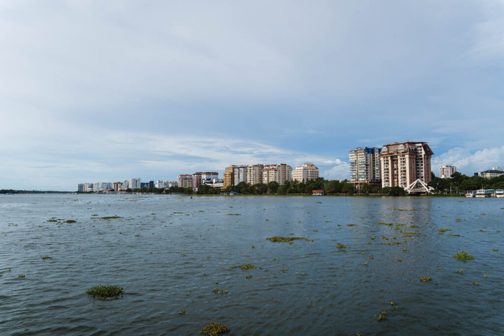 Ernakulam vom Wasser aus