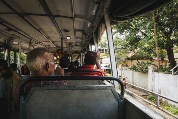 Mit dem Bus von Kochi nach Allepey