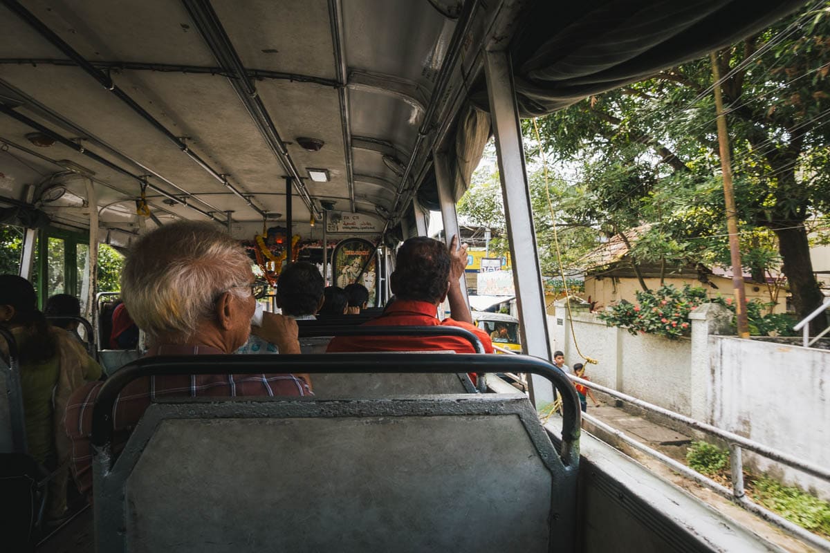 Mit dem Bus von Kochi nach Allepey