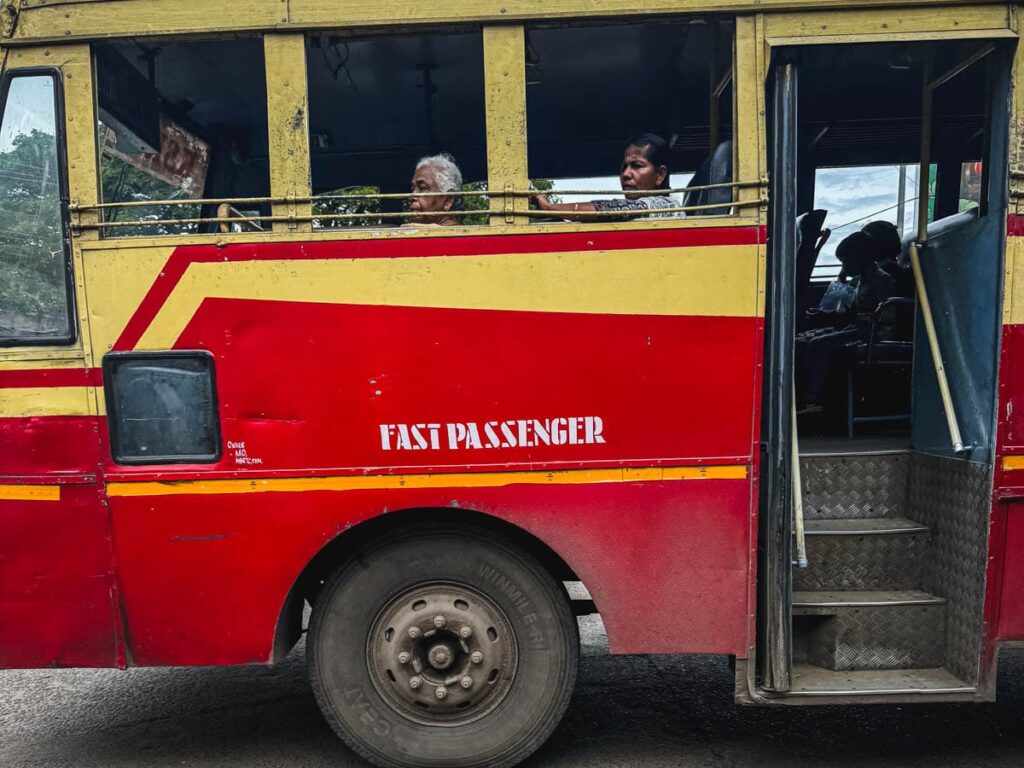 Der Fast Passenger Bus von Kochi nach Allepey