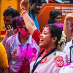 Frau feiert Durga Puja in Bengaluru