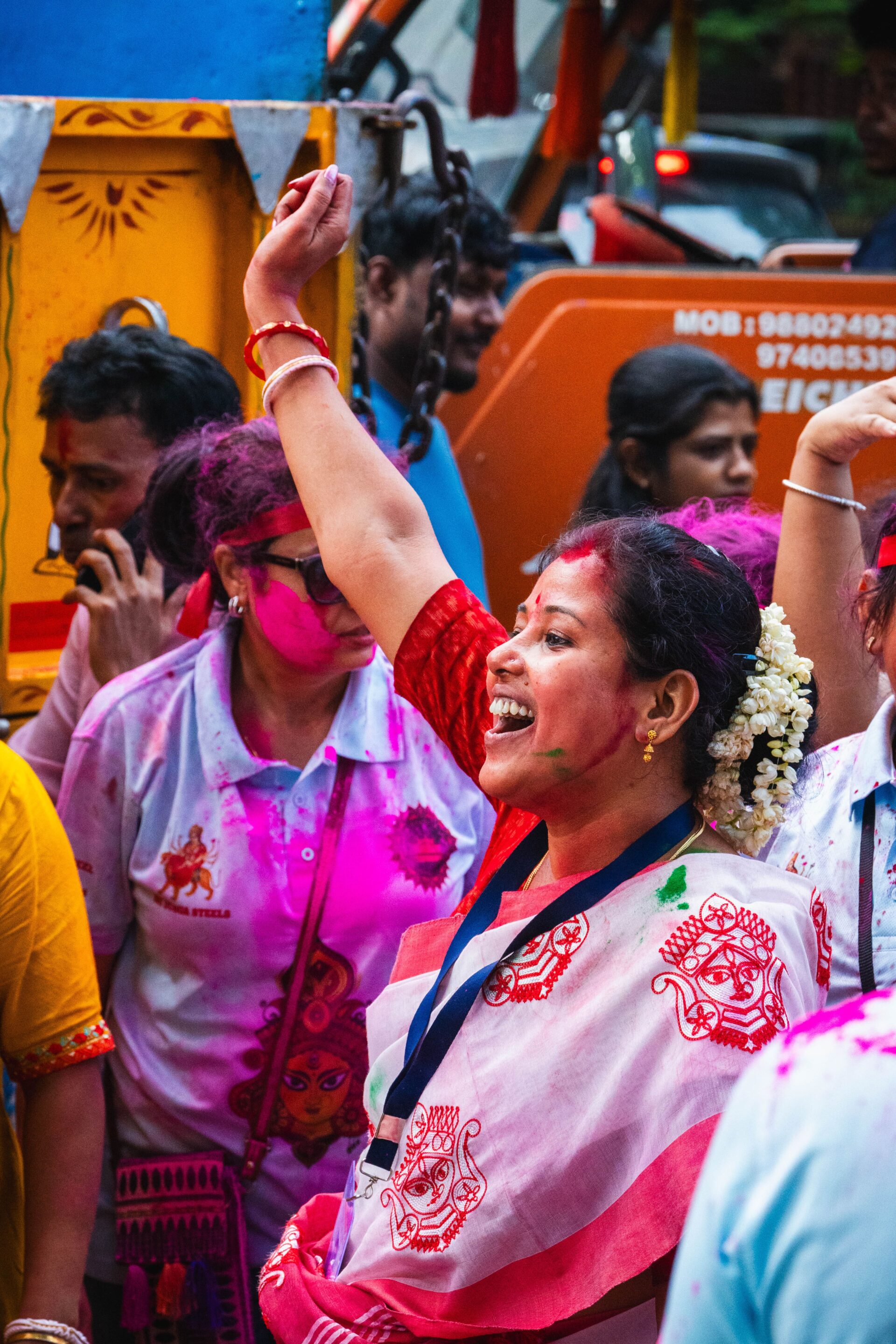 Frau feiert Durga Puja in Bengaluru