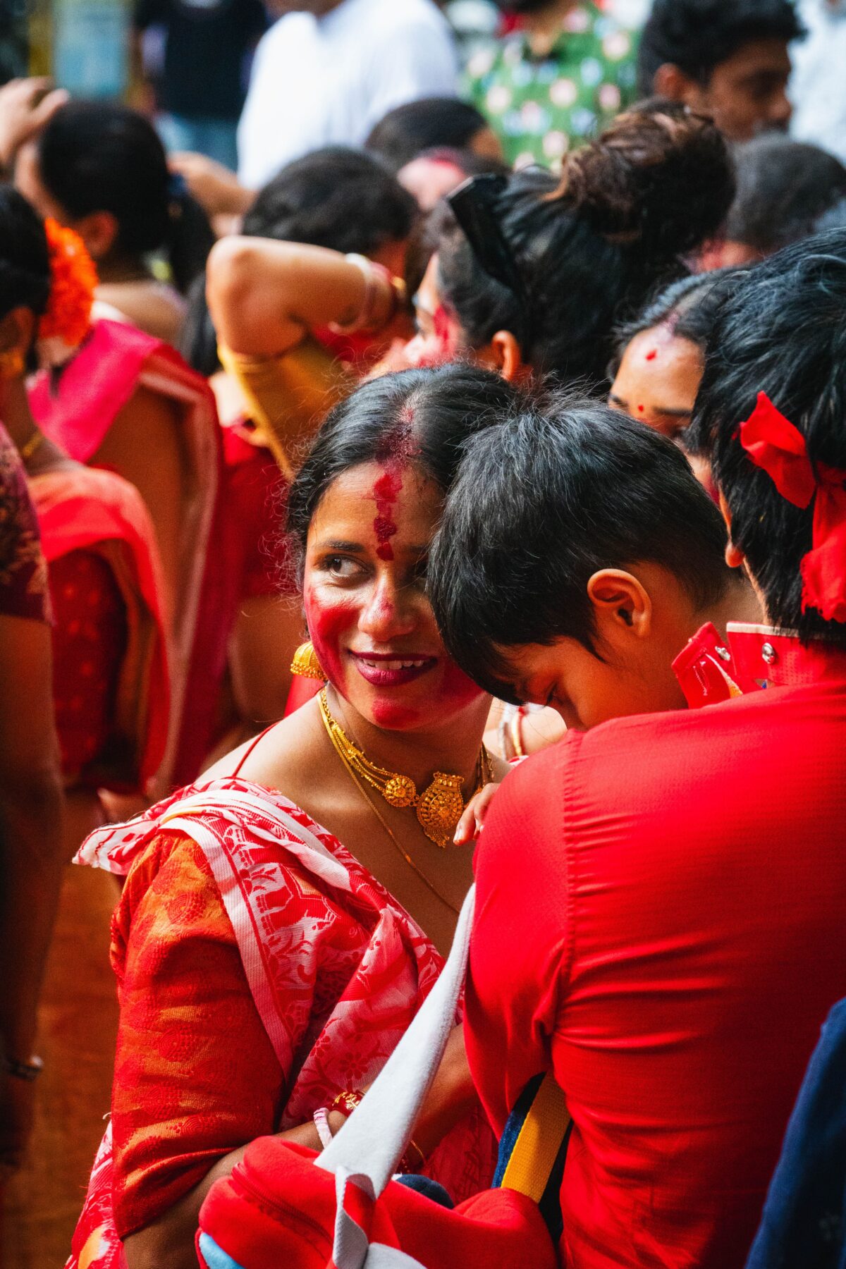 Frau mit Kind auf Durga Puja in Bengaluru
