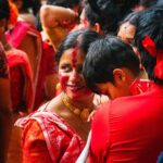 Frau mit Kind auf Durga Puja in Bengaluru