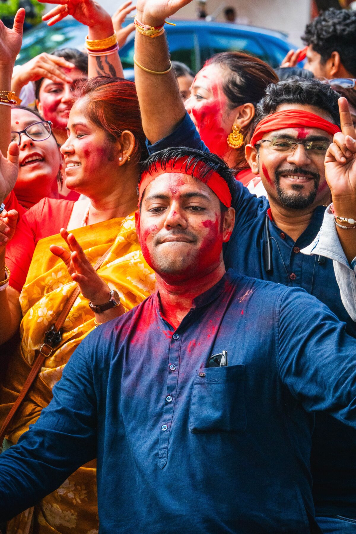 Mann tanzt auf Durga Puja in Bengaluru