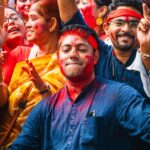 Mann tanzt auf Durga Puja in Bengaluru
