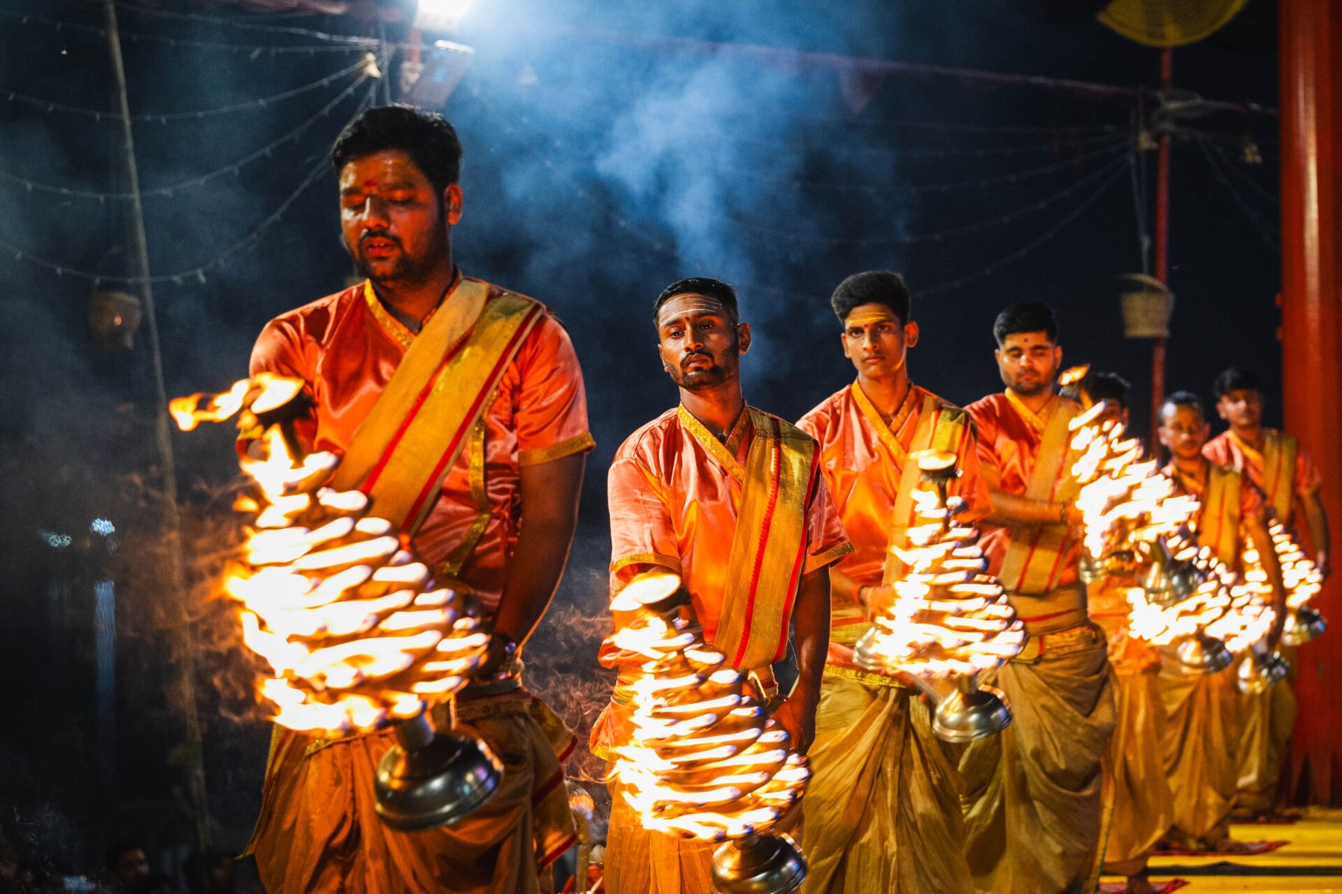 Feuerkelche bei der Zeremonie in Varanasi