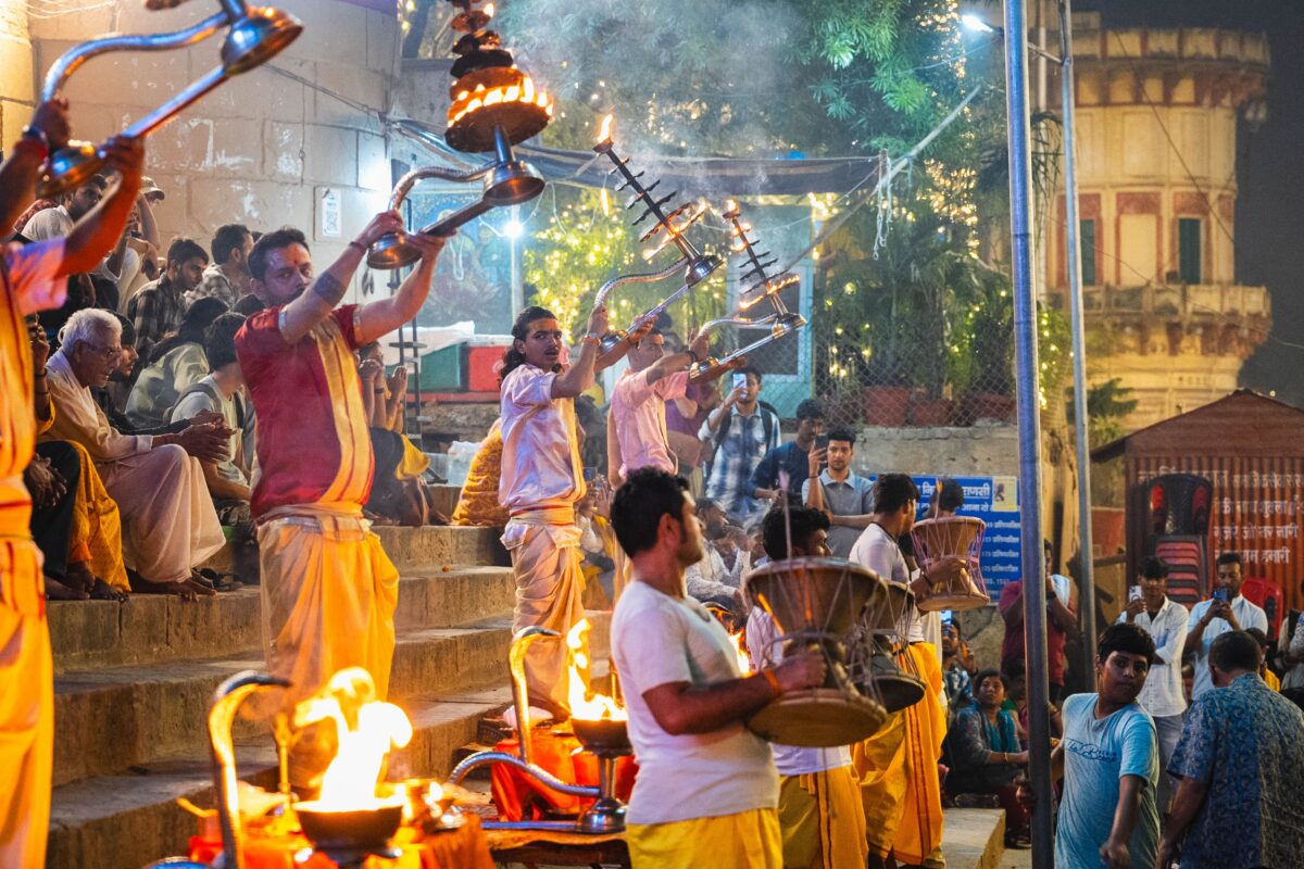 Weitwinkel der Zeremonie in Varanasi