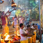 Weitwinkel der Zeremonie in Varanasi
