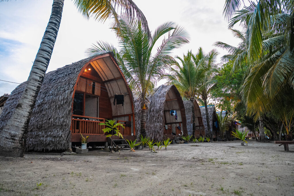 Das Homestay auf Fam Island mit Hütten direkt am Strand