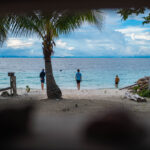 Jess am Strand von Fam vor dem Homestay