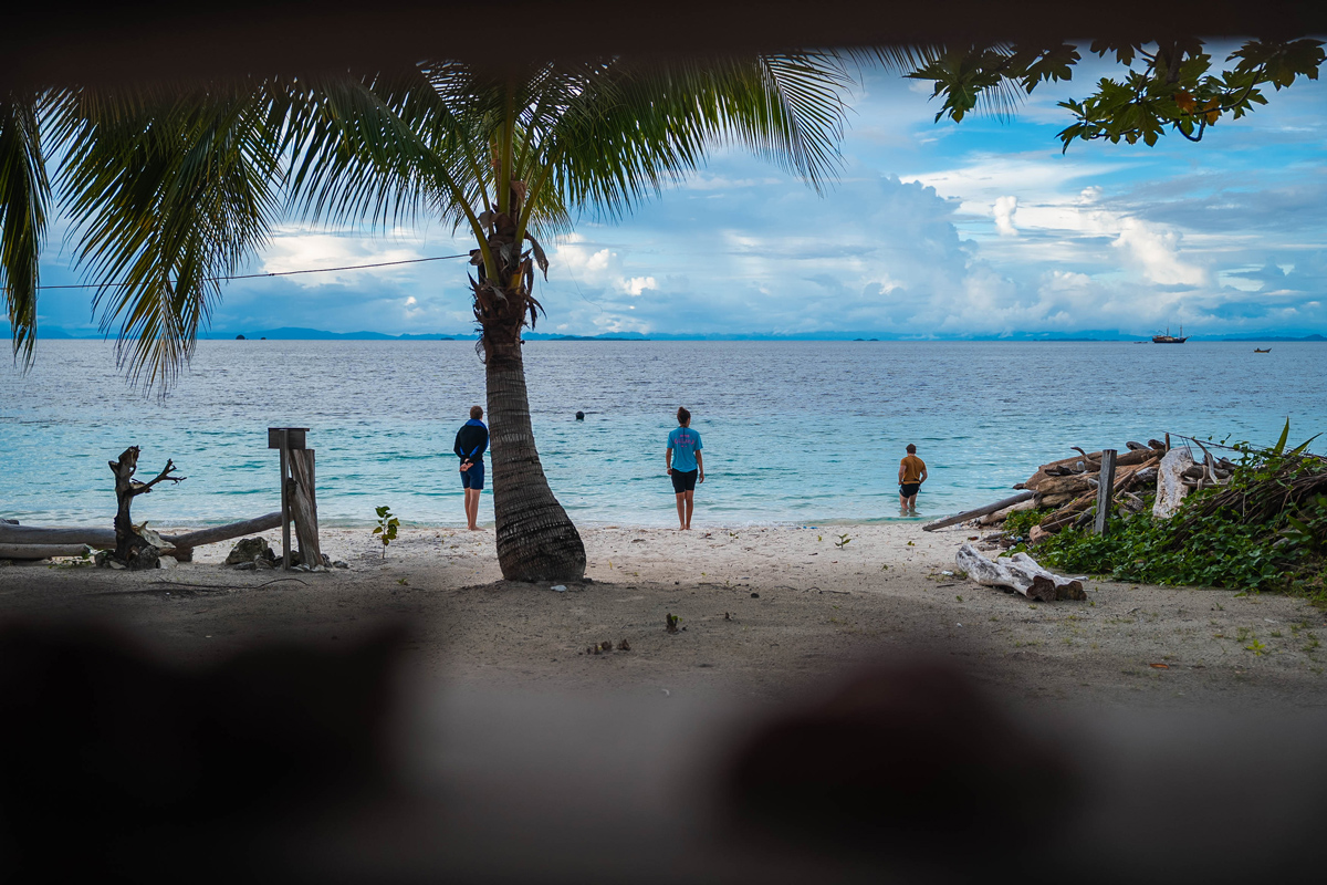 Jess am Strand von Fam vor dem Homestay
