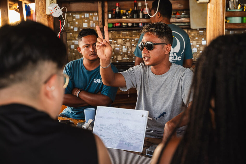 Briefing zum Tauchen in Komodo