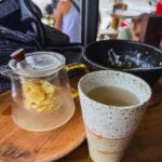 Tee im Factory Café, eines der besten Cafés auf Koh Tao