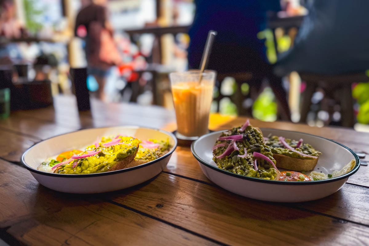 Avocado-Toast im Factory Café