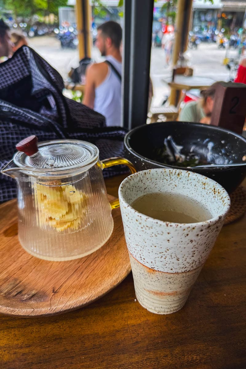 Tee im Factory Café, eines der besten Cafés auf Koh Tao