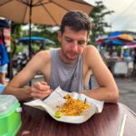 Tobi isst Pad Thai auf Koh Tao