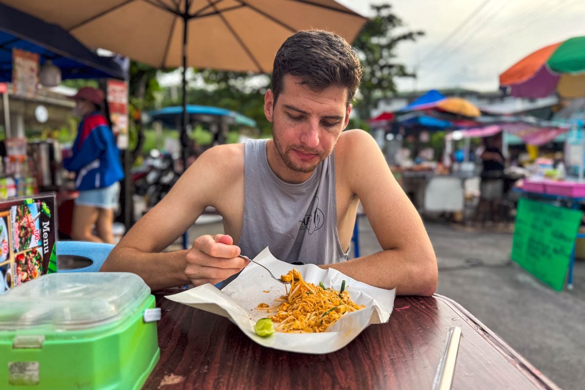 Tobi isst Pad Thai auf Koh Tao