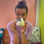 Jess trinkt Tee im Summer Café