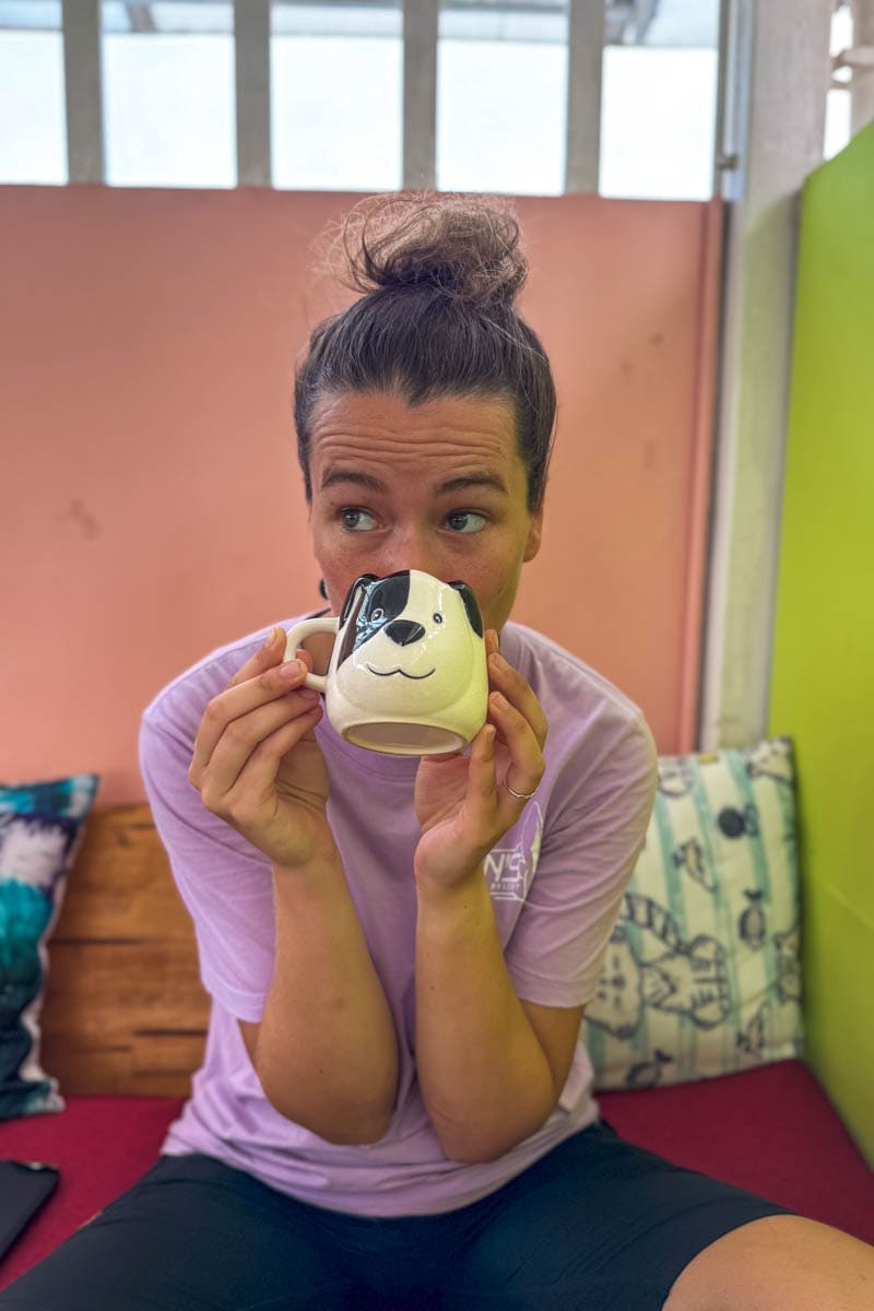 Jess trinkt Tee im Summer Café