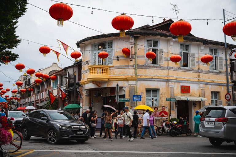 Eine Kreuzung in George Town in Malaysia