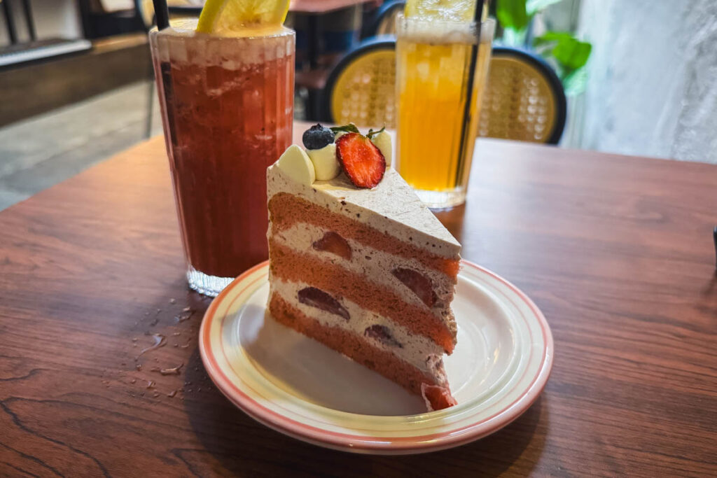 Eistee und Torte im Cado Café