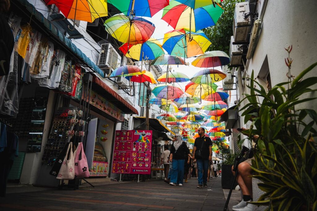 Bunte Regenschirme in einer Gasse in George Town