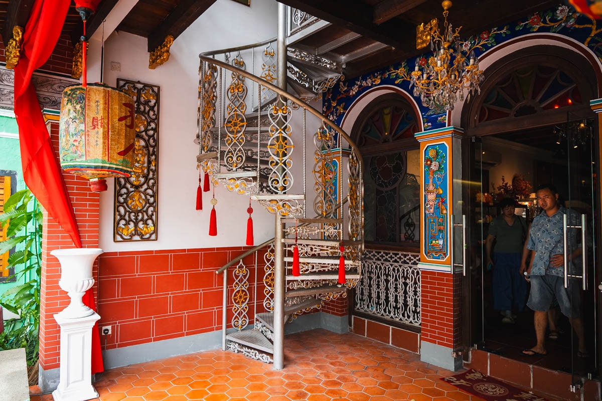 Außenbereich und Treppe des Herrenhauses
