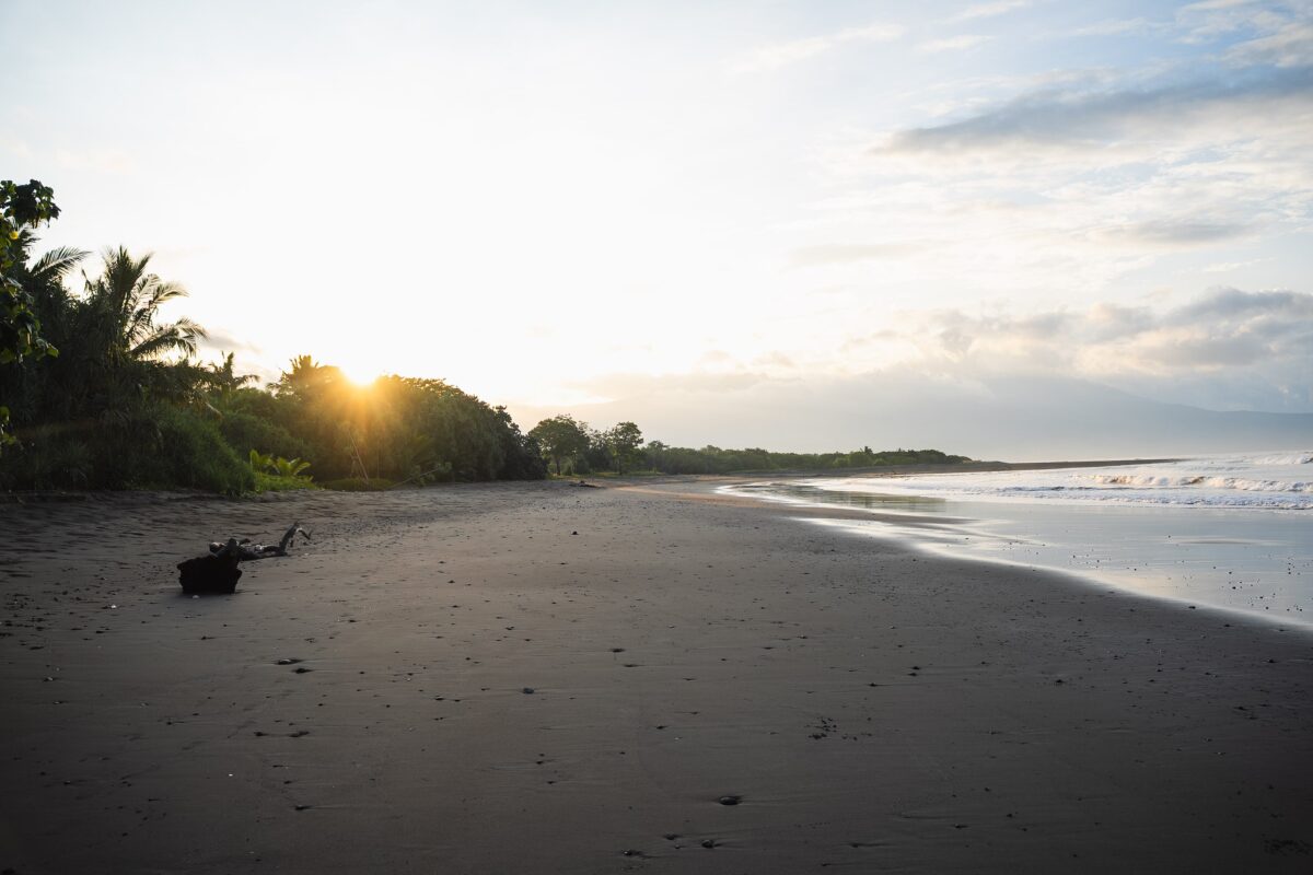 Strand am Sonnenaufgang